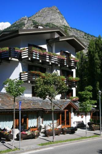 Hotel Les Jumeaux Курмайор Екстер'єр фото