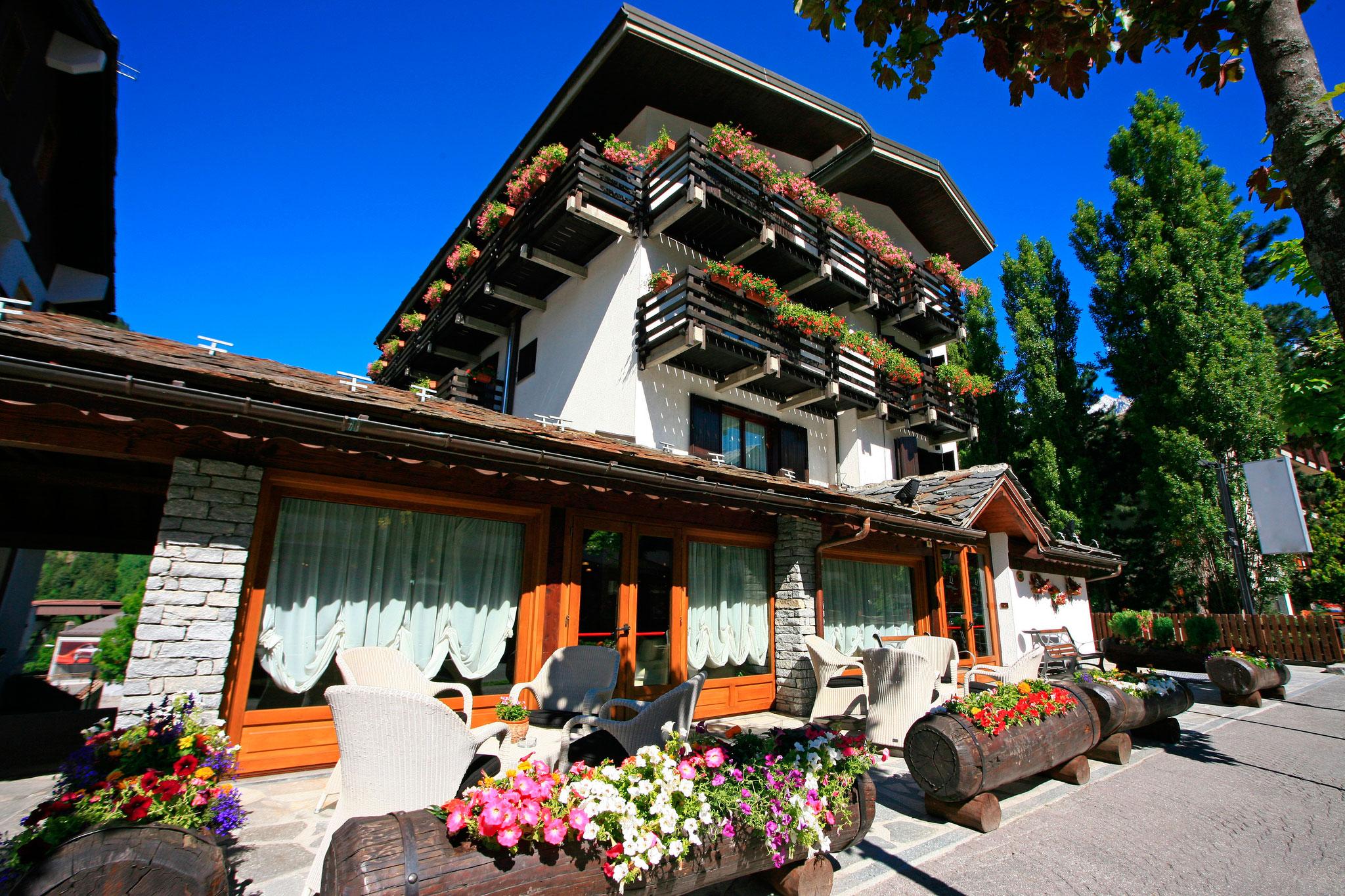 Hotel Les Jumeaux Курмайор Екстер'єр фото