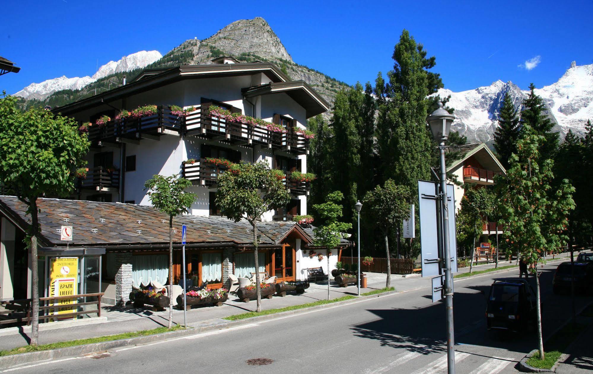 Hotel Les Jumeaux Курмайор Екстер'єр фото